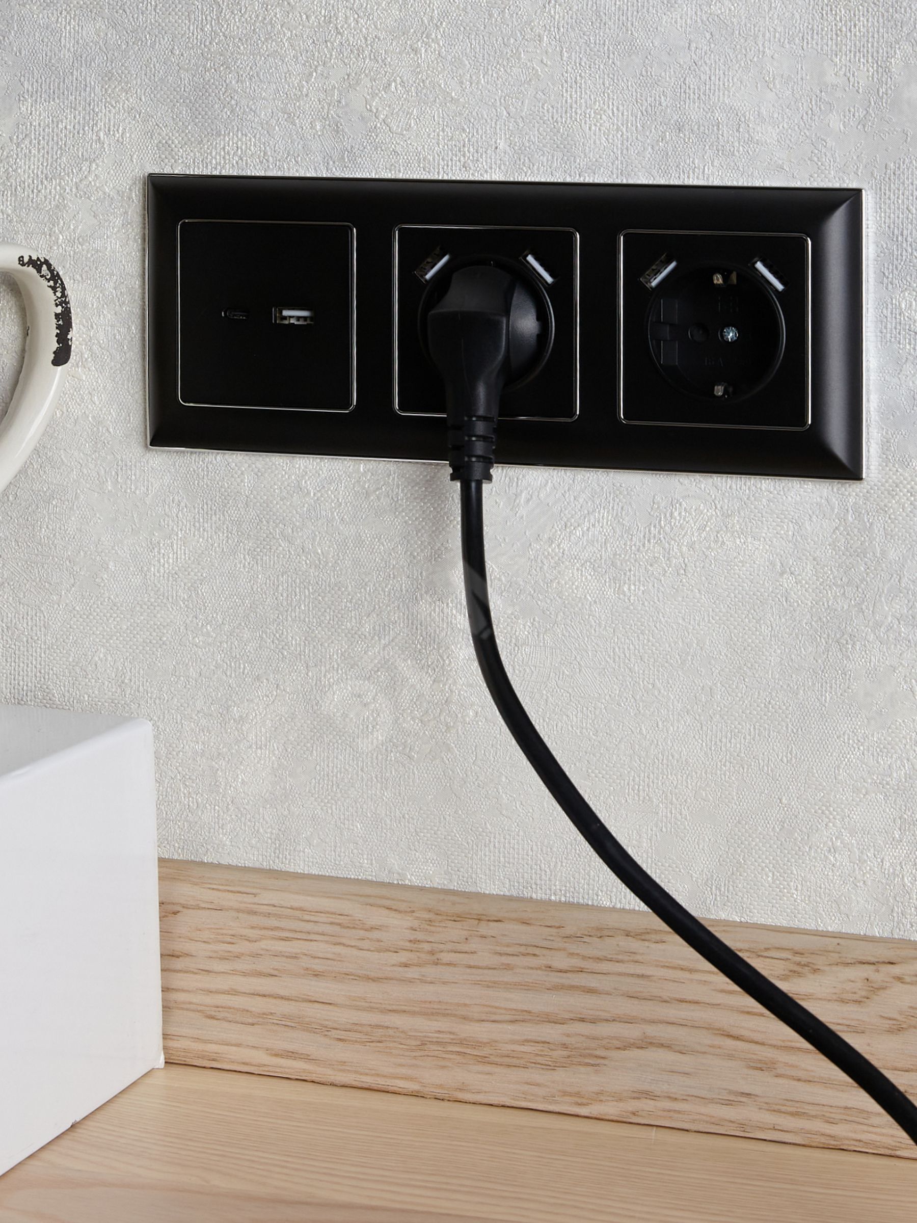 Купить BRITE Розетка с заземлением с защитными шторками 16А с USB A+A 2,1А РЮш10-1-БрЧ черный в Казани BRITE Розетка с заземлением с защитными шторками 16А с USB A+A 2,1А РЮш10-1-БрЧ черный