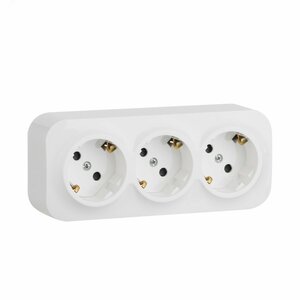 Розетка 3-местная для открытой установки с заземлением с защитными шторками с предварительным подключением 16А белый QUTEO