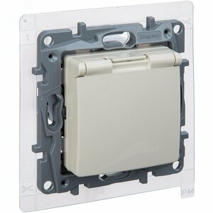 Розетка 1-местная с заземлением с защитными шторками и крышкой 16А IP44 слоновая кость ETIKA