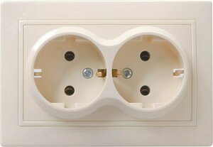 КВАРТА Розетка двойная с заземлением без шторок бежевая в сборе