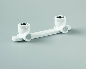 Планка монтажная с водорозетками полипропиленовая 25 х 1/2′ ВР для смесителя белая